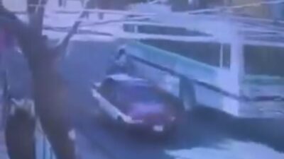 VIDEO: Motociclista intenta rebasar un camión de pasajeros y muere aplastado