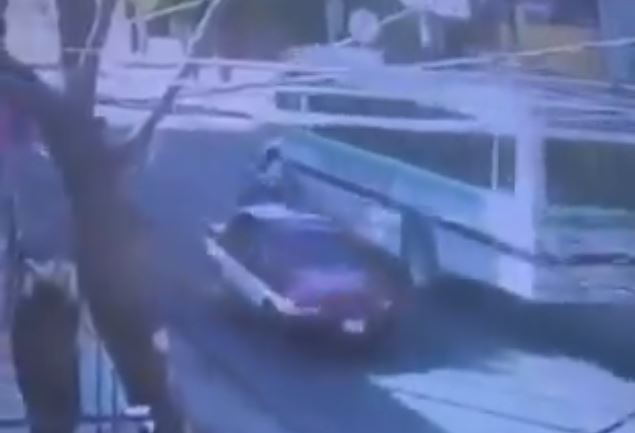 VIDEO: Motociclista intenta rebasar un camión de pasajeros y muere aplastado