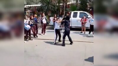 VIDEO. Alumnas del CETIS y su familia arman pelea campal frente a un policía