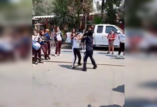 VIDEO. Alumnas del CETIS y su familia arman pelea campal frente a un policía