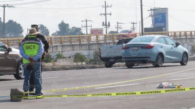 TERRIBLE. Mujer intenta cruzar carretera y la arrollan; una biblia, papas y galletas quedan junto al cuerpo