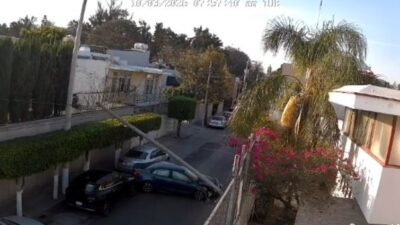 VIDEO: Conductora manejaba en una calle sola, se estrella y tira un poste de luz