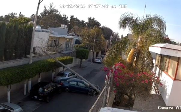 VIDEO: Conductora manejaba en una calle sola, se estrella y tira un poste de luz