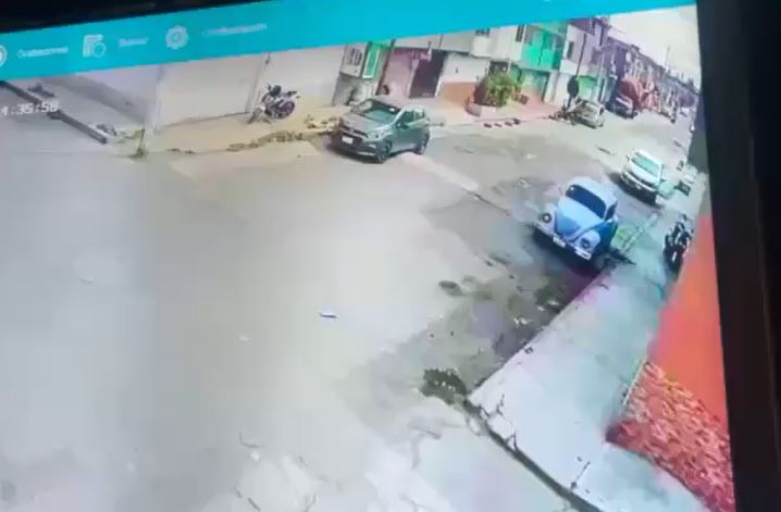 VIDEO. Graban a banda de ladrones de motocicletas que se las llevan en segundos