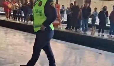 VIDEO. Abuelito estaba en el andén del Metro, cayó y ya no pudo reaccionar