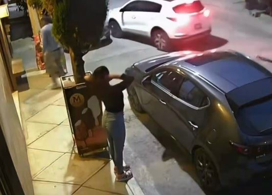 VIDEO: Conductora es encañonada por una jovencita y su pareja en Edomex