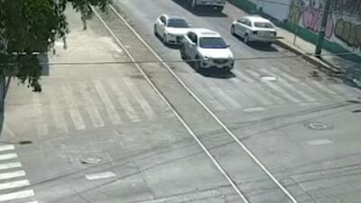 VIDEO: Hombre en una bici eléctrica se pasa el alto, un auto se lo lleva y lo manda a ‘volar’