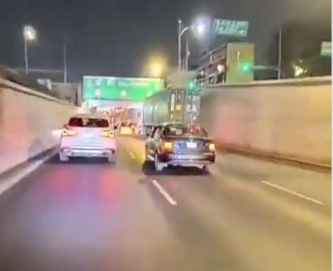 VIDEO: Trailero se mete al Viaducto y ocasiona increíble accidente ‘de novato’