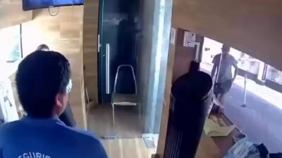 VIDEO: ‘Junior’ da brutal golpiza a empleado de seguridad de un fraccionamiento