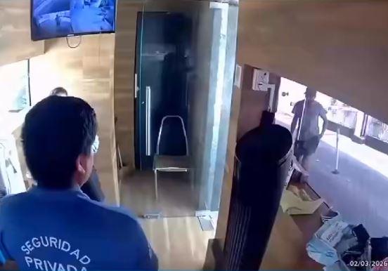 VIDEO: ‘Junior’ da brutal golpiza a empleado de seguridad de un fraccionamiento
