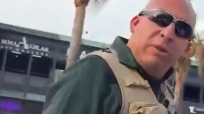 VIDEO: Mujeres en un auto graban a custodio cuando las amenaza en Edomex