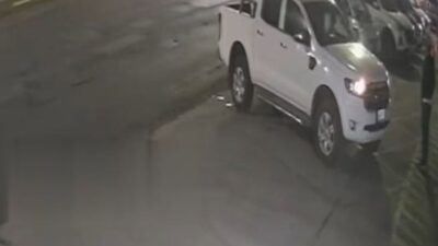 VIDEO. Esposos entran en pánico durante el robo de su camioneta y el hombre es baleado