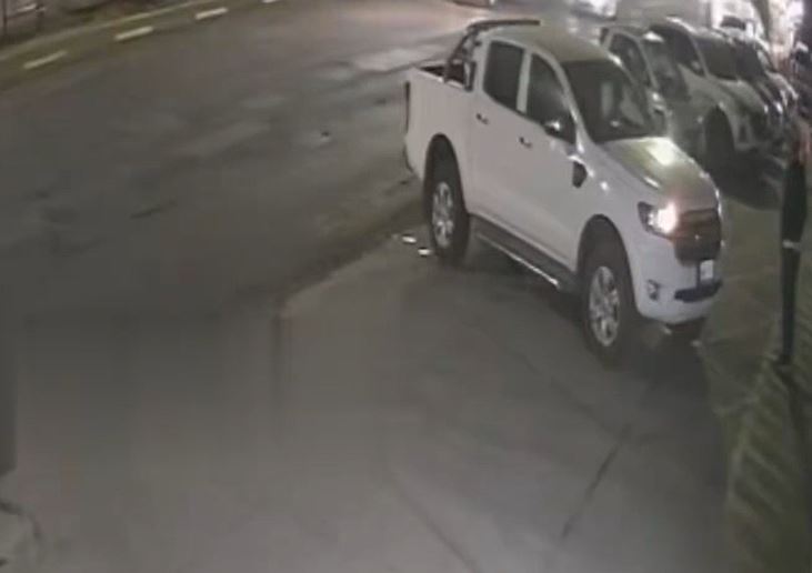 VIDEO. Esposos entran en pánico durante el robo de su camioneta y el hombre es baleado