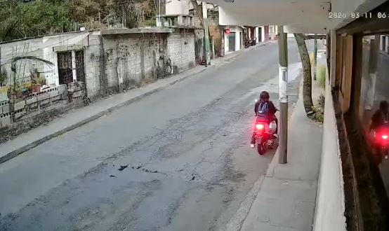 VIDEO: Taxista en un Tsuru intenta rebasar un camión e impacta de frente una joven en moto