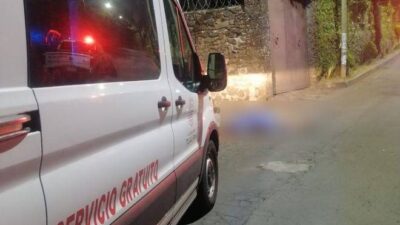 FATAL: Motociclista viajaba solo de noche y murió al estrellarse contra una barda