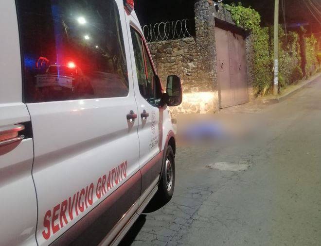 FATAL: Motociclista viajaba solo de noche y murió al estrellarse contra una barda