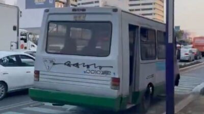 VIDEO: Microbusero invade carril confinado y pone en riesgo vidas de ciclistas