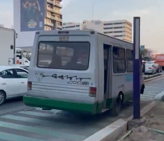 VIDEO: Microbusero invade carril confinado y pone en riesgo vidas de ciclistas