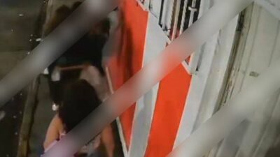 VIDEO: Mujeres se dan con todo afuera de un bar hasta que llegó la policía