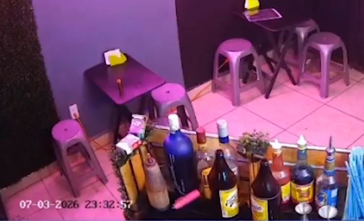 VIDEO: Malviviente finge tener un arma y asalta a empleado de local de micheladas