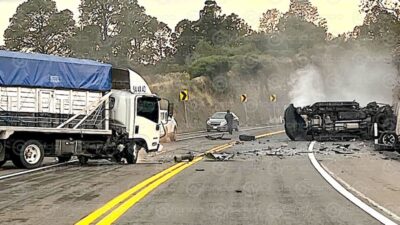 ÚLTIMA HORA. Deja tres personas choque de  camionetas en carretera a Valle de Bravo