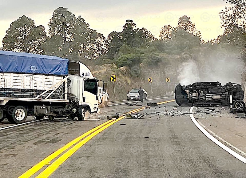 ÚLTIMA HORA. Deja tres personas choque de  camionetas en carretera a Valle de Bravo