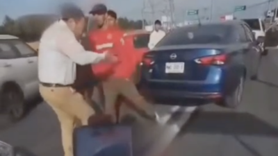 VIDEO. Entre varios sujetos golpean a un automovilista y nadie le ayudó en Edomex