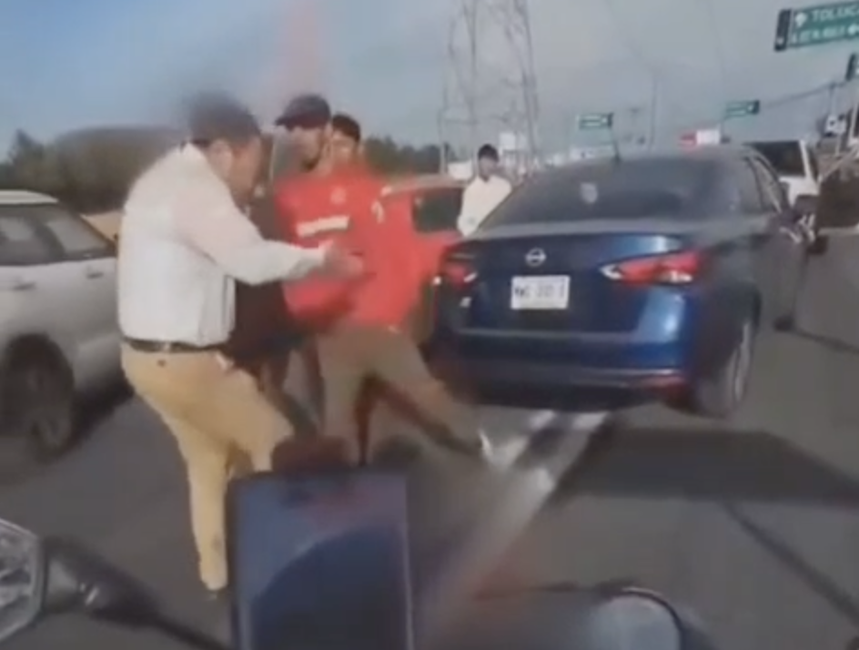 VIDEO. Entre varios sujetos golpean a un automovilista y nadie le ayudó en Edomex