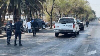 URGENTE: Lunes de terror; ataque a balazos deja al conductor de una camioneta sin vida