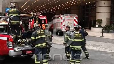 URGENTE: Trabajadores quedan atrapados en un andamio en lo alto de un conocido hotel