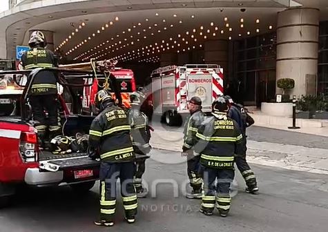 URGENTE: Trabajadores quedan atrapados en un andamio en lo alto de un conocido hotel