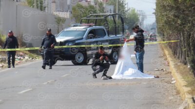 TRAGEDIA. Una mochila en su espalda y sus tenis en el pavimento; jovencito muere al derrapar en una Itálika