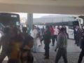 VIDEO: Pasajeros y choferes de autobuses arman pelea campal en la terminal