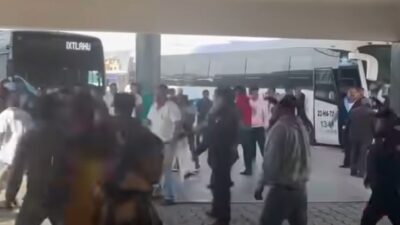 VIDEO: Pasajeros y choferes de autobuses arman pelea campal en la terminal