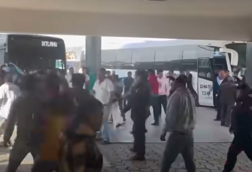 VIDEO: Pasajeros y choferes de autobuses arman pelea campal en la terminal