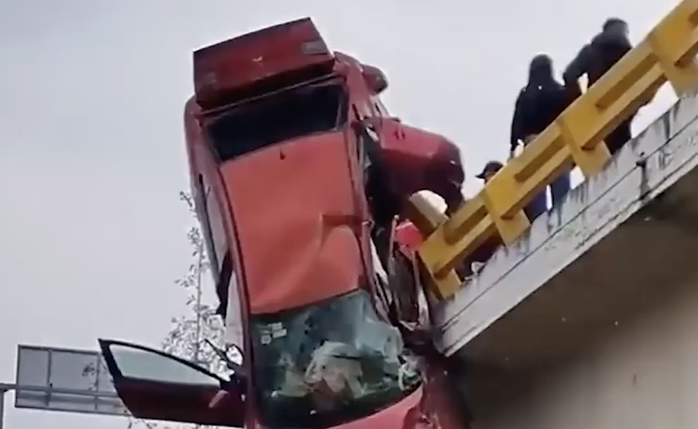 TRAGEDIA. Niña de 5 años fue rescatada de un auto que quedó colgando de un puente; su mamá murió