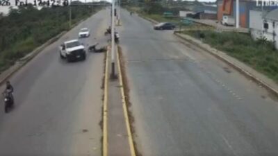 VIDEO: Motociclista imprudente provoca accidente y dos mujeres mueren aplastadas