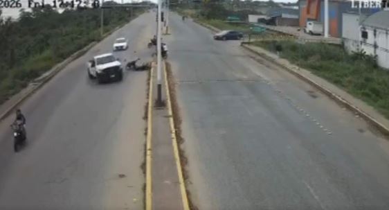 VIDEO: Motociclista imprudente provoca accidente y dos mujeres mueren aplastadas