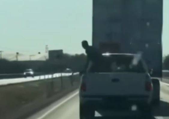 VIDEO: ‘¡Estás persiguiendo!’; graban intento de asalto a tráiler de paquetería