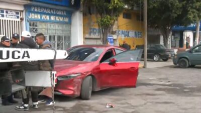 FURIA: Mujer encuentra el carro de su ex afuera de un bar, saca un arma y le dispara