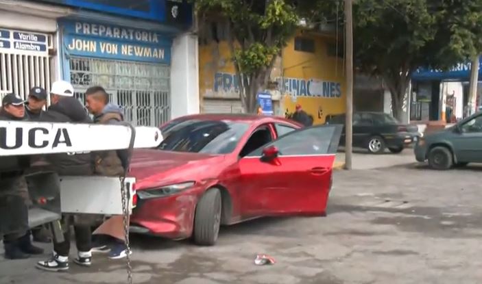 FURIA: Mujer encuentra el carro de su ex afuera de un bar, saca un arma y le dispara