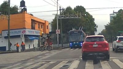 VIDEO: Ciclista imprudente se pasa el alto y por poco es arrollado por el Trolebús