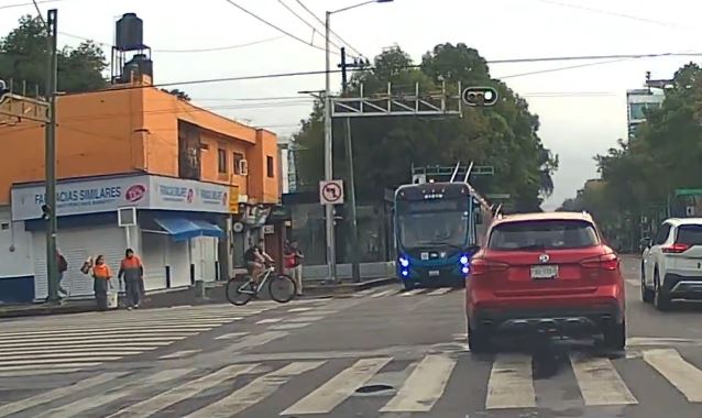 VIDEO: Ciclista imprudente se pasa el alto y por poco es arrollado por el Trolebús
