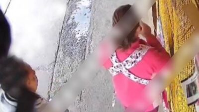 VIDEO: Cobarde criminal le arranca los aretes a una abuelita en la tienda