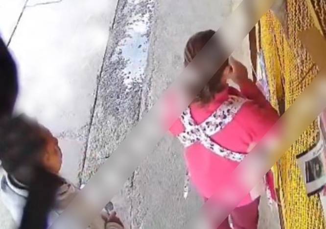 VIDEO: Cobarde criminal le arranca los aretes a una abuelita en la tienda