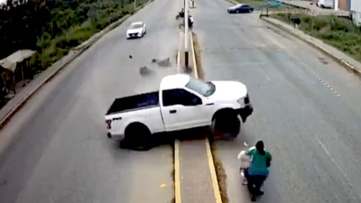 VIDEO. Motociclista imprudente provoca grave accidente que cobra la vida de dos mujeres