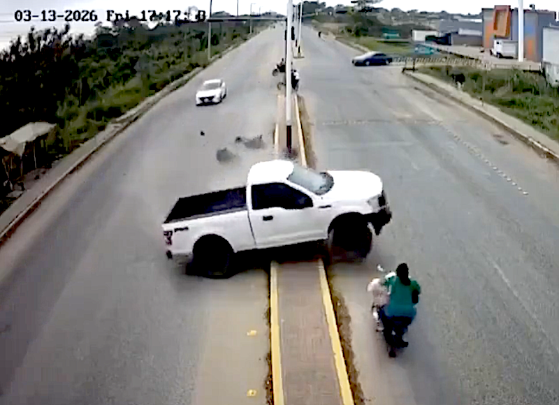 VIDEO. Motociclista imprudente provoca grave accidente que cobra la vida de dos mujeres
