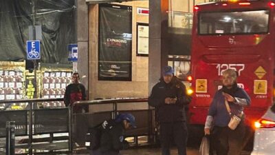 VIDEO: Empleado de Elektra en motocicleta arrolla a un hombre que pasa sus días en las calles