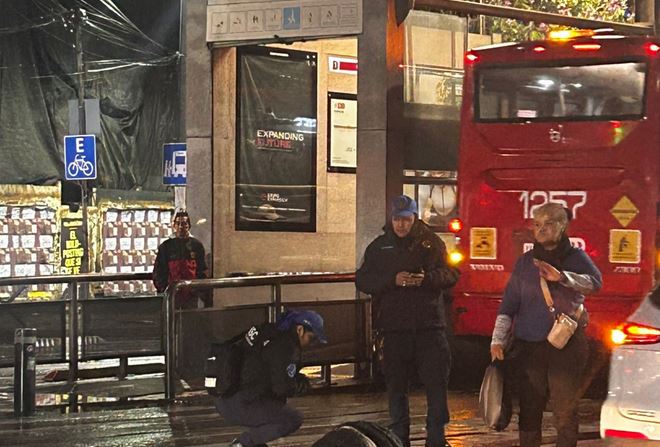 VIDEO: Empleado de Elektra en motocicleta arrolla a un hombre que pasa sus días en las calles