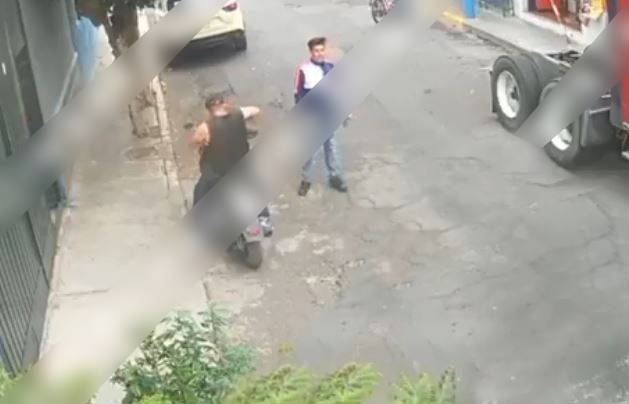 VIDEO: Graban ataque a balazos contra un exconvicto; otro hombre se salvó de milagro